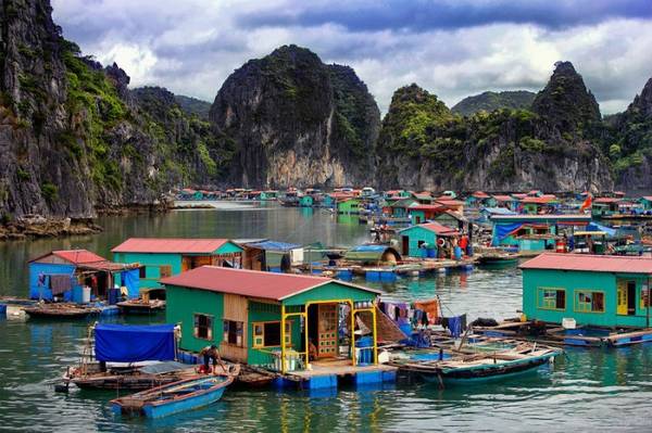 Làng chài Cửa Vạn khi du lịch Vịnh Hạ Long