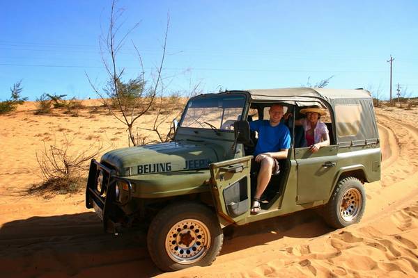 Xe jeep đồi cát khi du lịch Mũi Né