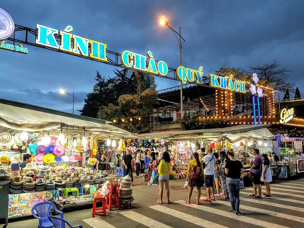 Khám phá ẩm thực chợ đêm khi du lịch Nha Trang về đêm