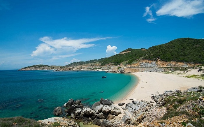 Bãi biển Bình Tiên trong vắt hoang sơ
