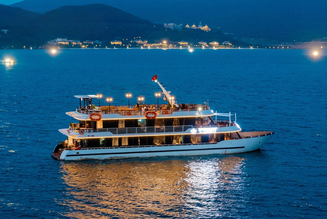 Du thuyền đêm sang trọng tại vịnh Nha Trang