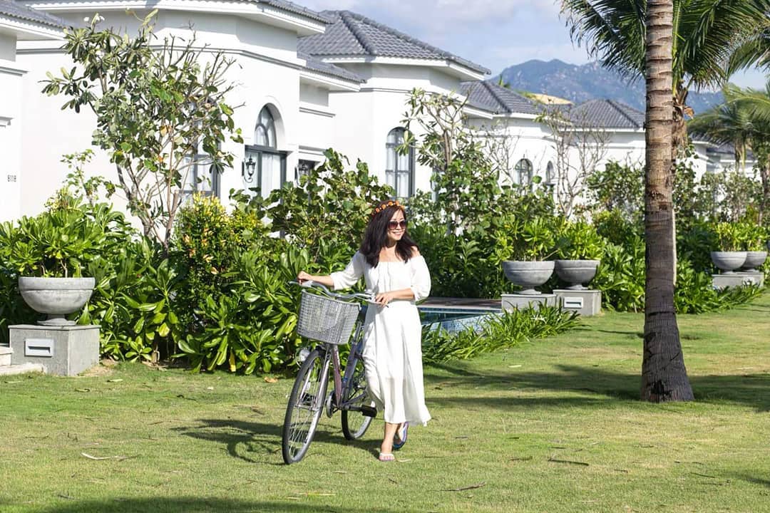 Du khách tận hưởng nắng vàng và gió biển Nha Trang