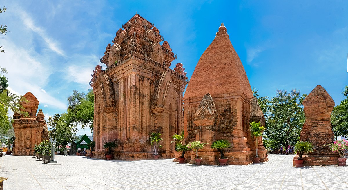 Tháp cổ Ponagar di tích văn hóa Chăm cổ kính