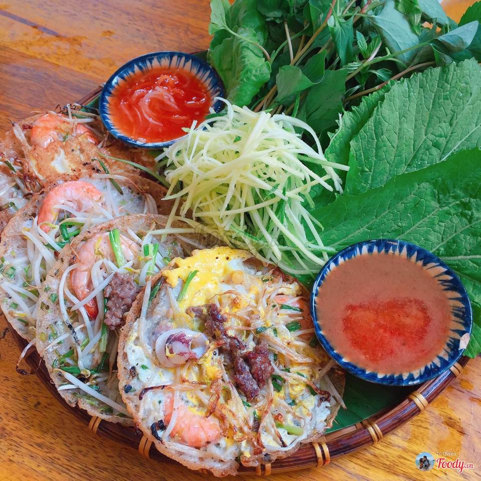 Bánh xèo mực Nha Trang đổ chảo giòn tan