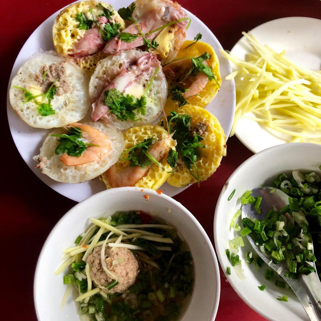 Bánh căn Nha Trang đổ khuôn đất nung nóng hổi
