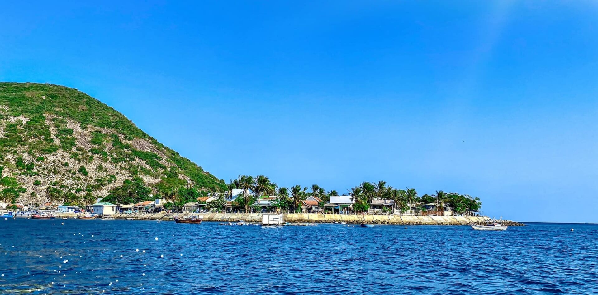 Cảnh quan đảo Bích Đầm Nha Trang với làn nước xanh biếc