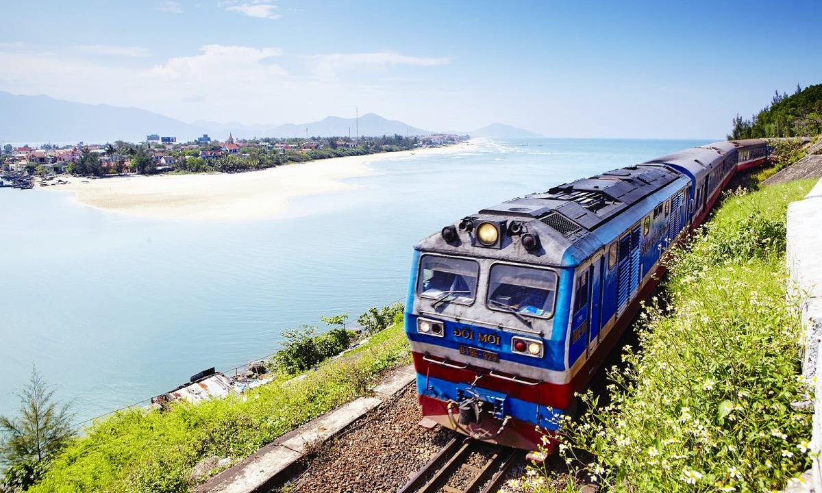 Đi tàu hỏa trải nghiệm du lịch Nha Trang tự túc