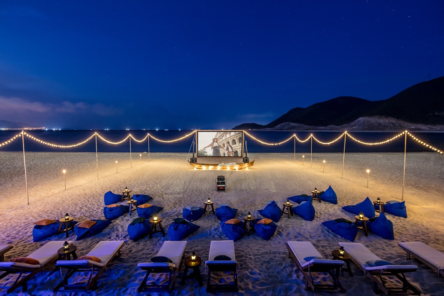 Tản bộ ven bờ biển Nha Trang lộng gió