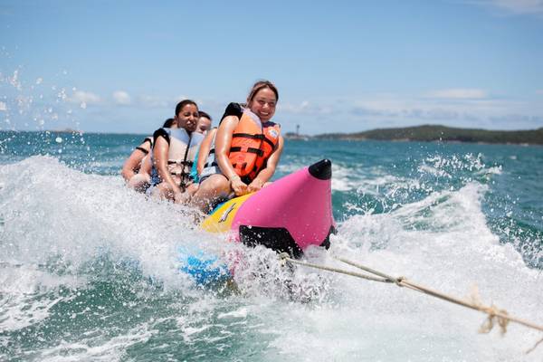 Vui chơi thả ga cùng bạn bè với phao chuối khi du lịch Nha Trang