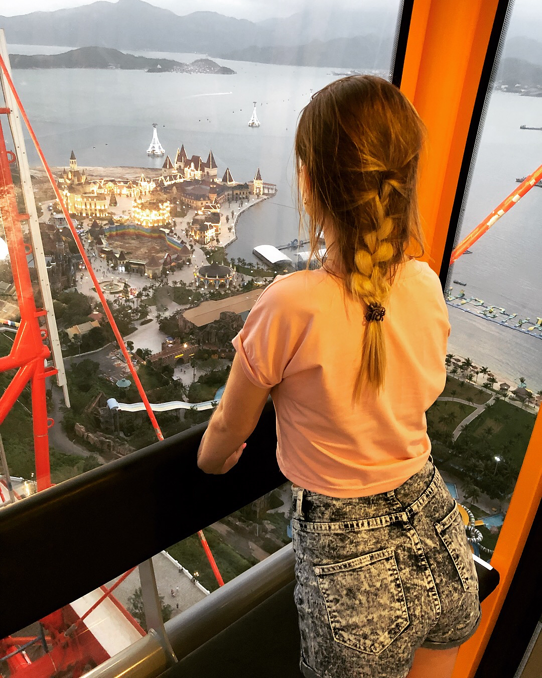 Du khách ngắm toàn cảnh vịnh Nha Trang từ vòng quay Sky Wheel
