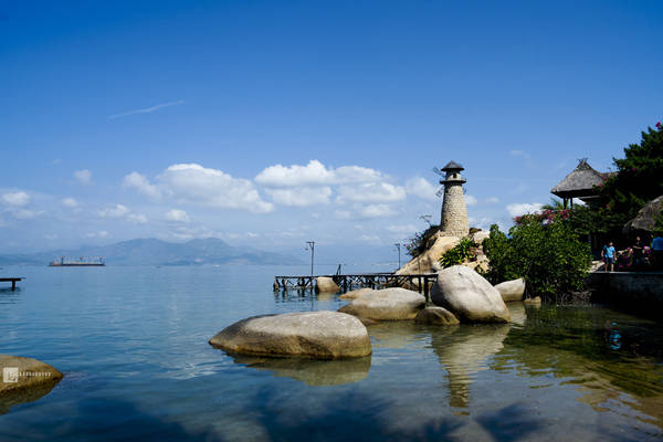 Bãi biển Bình Lập hoang sơ trong vắt