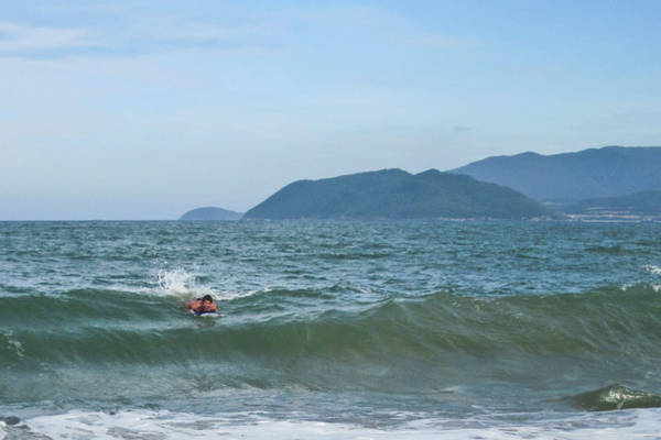 Thử thách lướt sóng khi du lịch Nha Trang