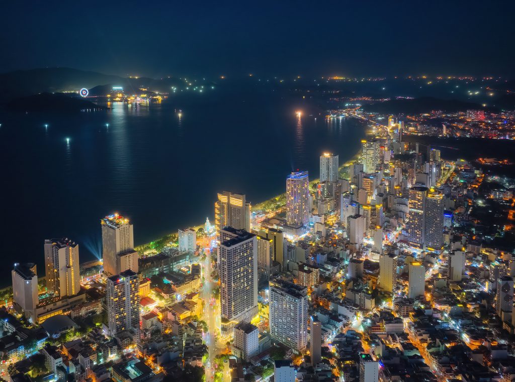 Bãi biển Nha Trang yên bình về đêm