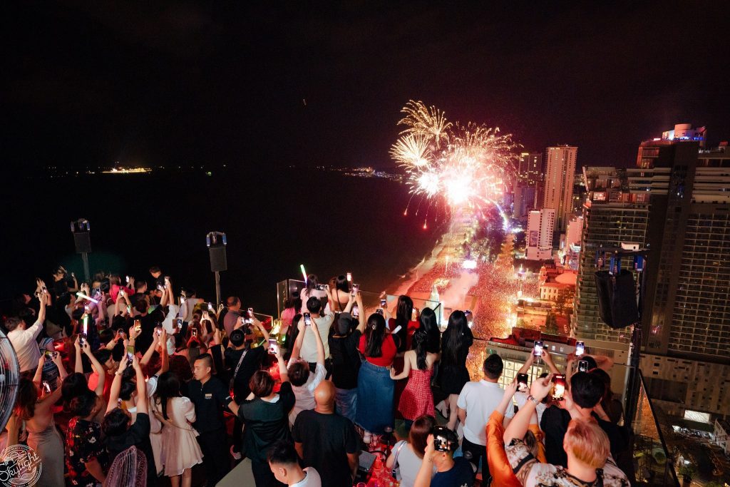 Ngắm thành phố từ bar rooftop khi du lịch Nha Trang về đêm