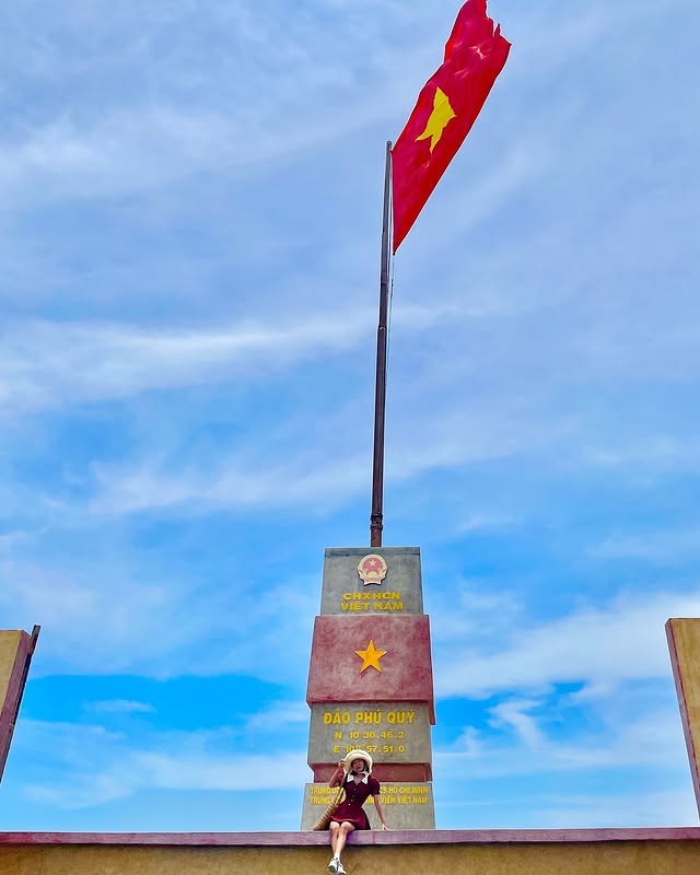 Cột cờ chủ quyền tại đảo Phú Quý