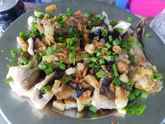 Món cá lồi xối mỡ hành béo ngậy