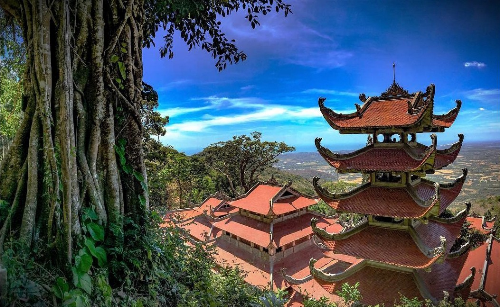 Mái ngói cao vút của chùa Linh Sơn Trường Thọ