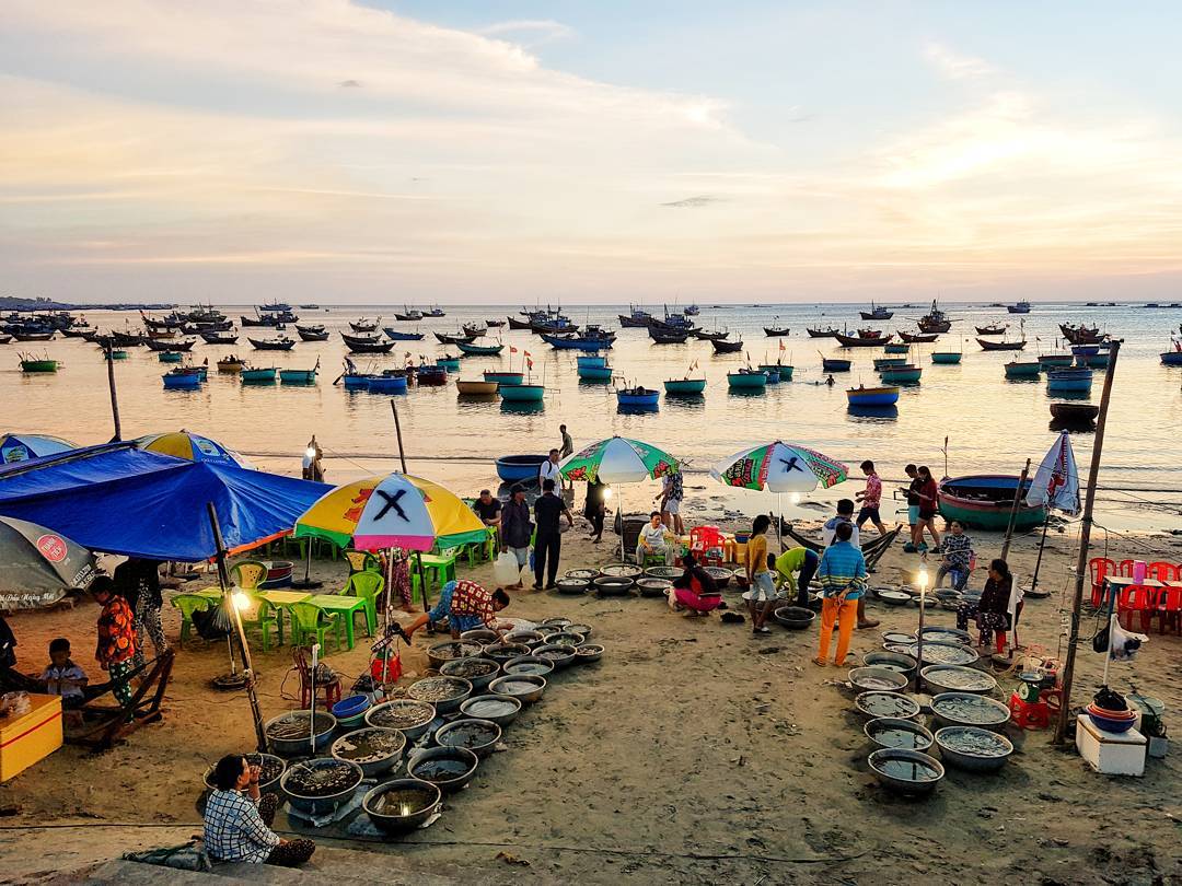 Chợ hải sản tươi sống tại làng chài Mũi Né