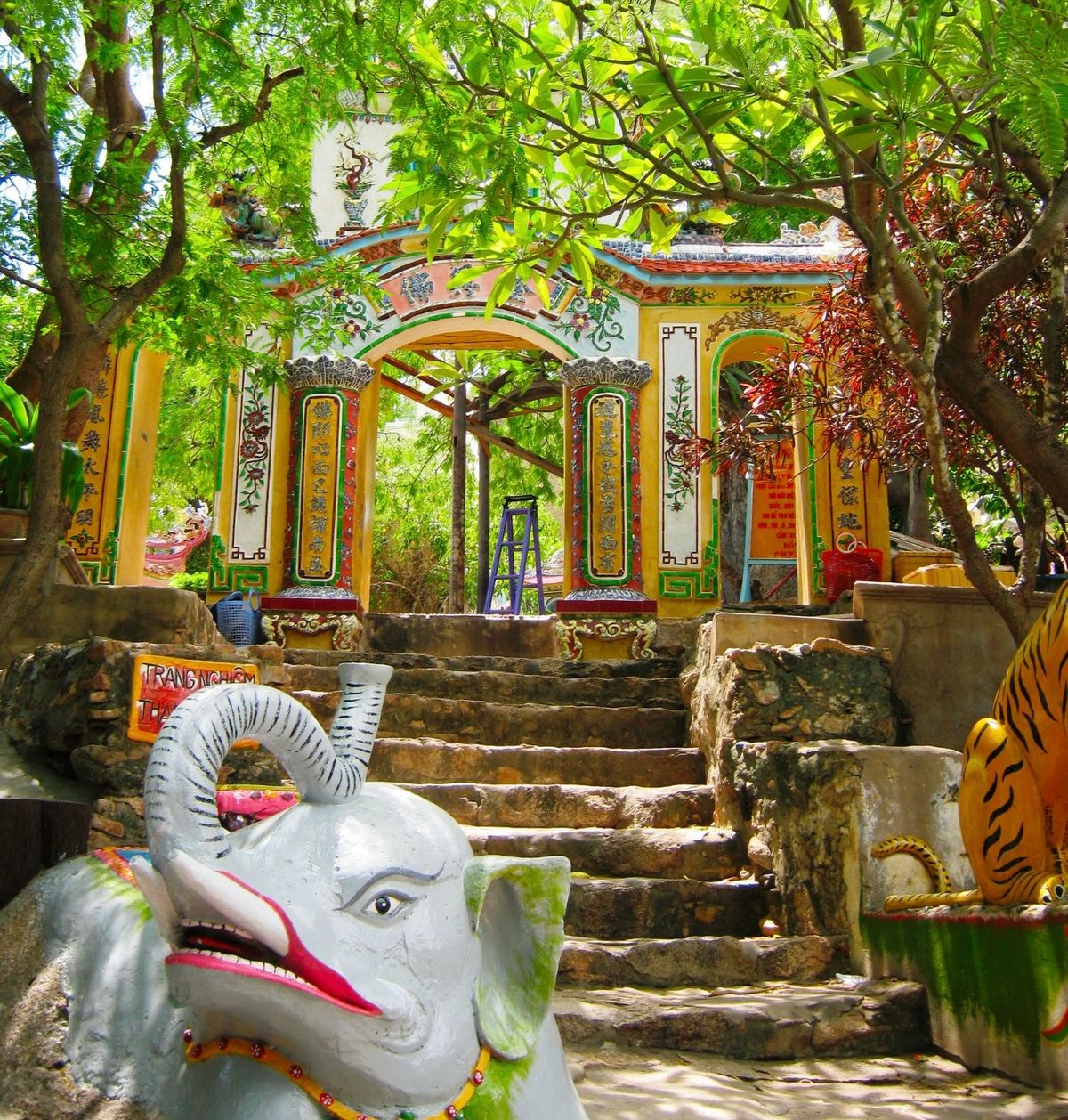 Lối lên Chùa Hang Cổ Thạch