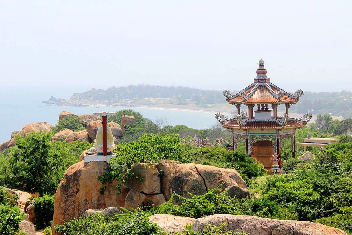 Chùa Hang Cổ Thạch hướng ra biển khơi