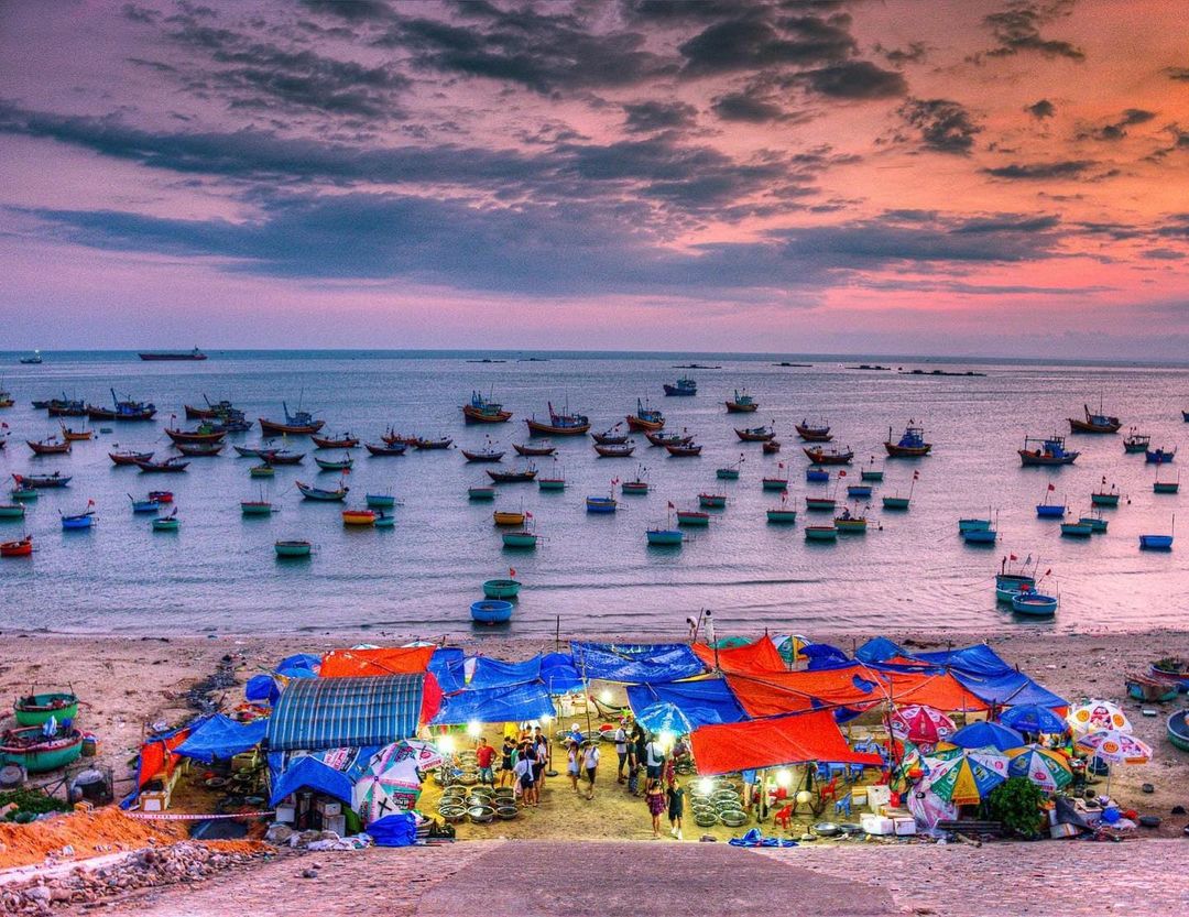 Phiên chợ hải sản buổi sáng sớm