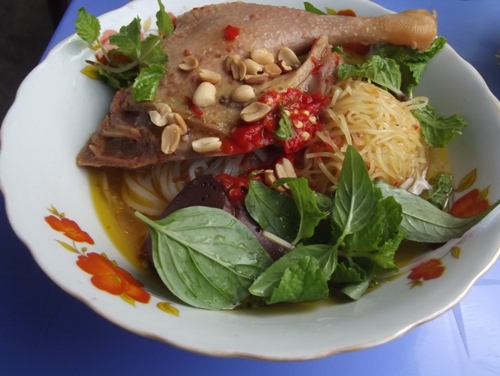 Hủ tiếu, mì quảng vịt. Ảnh: Dân Việt.