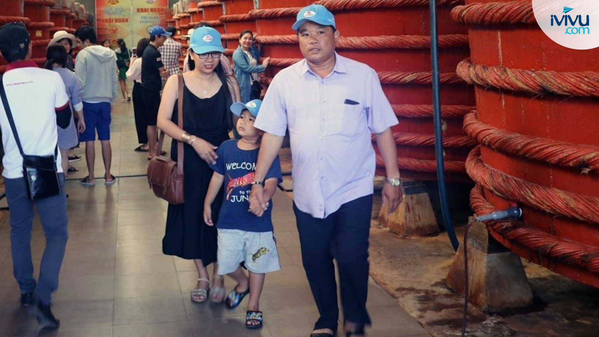 Ủ nước mắm trong thùng gỗ khổng lồ tại Phú Quốc