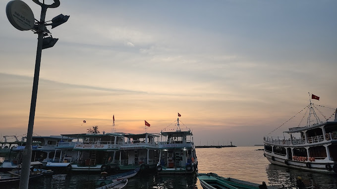 Ngắm hoàng hôn trên biển khi câu mực đêm Phú Quốc