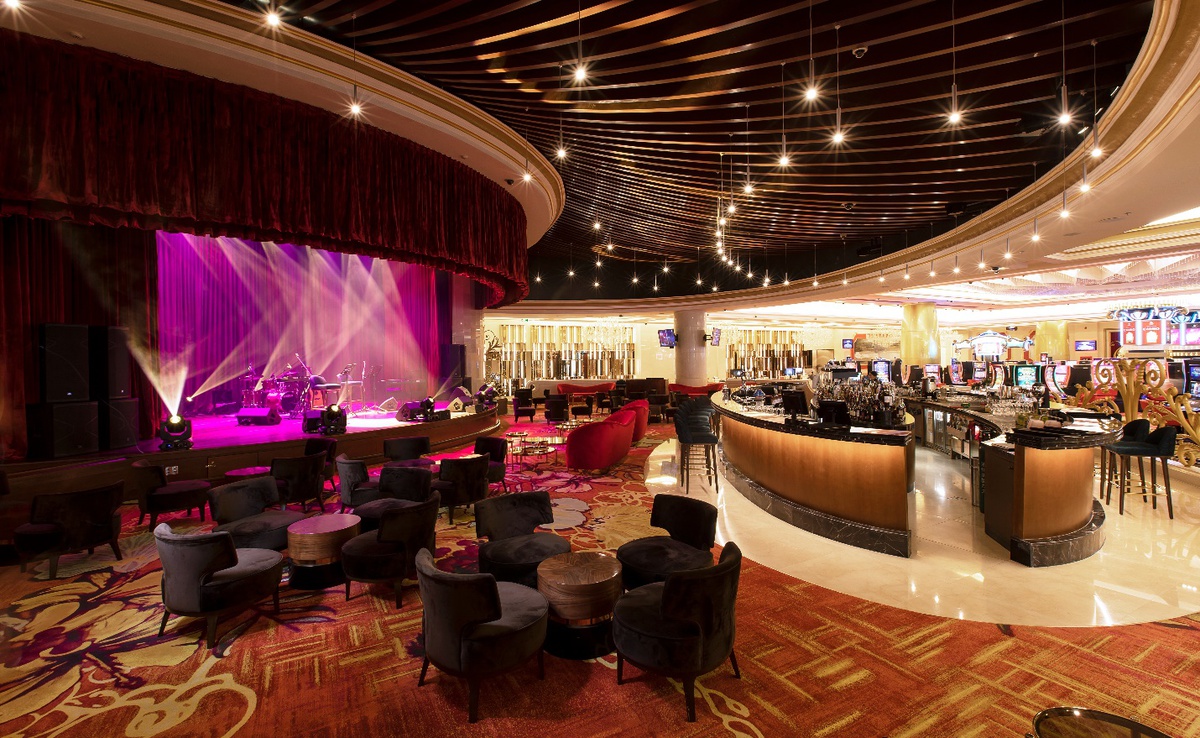 Quầy bar và sân khấu biểu diễn tại Corona Resort & Casino