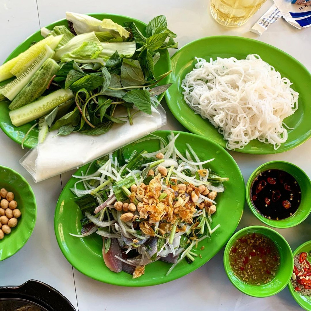 Gỏi cá trích làm say mê bao du khách. Ảnh: vietlifetj
