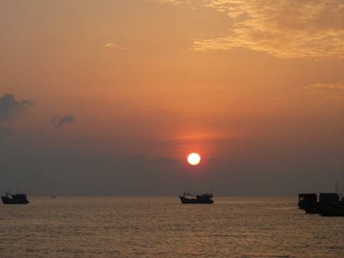 Bình minh ở làng chài Hàm Ninh.