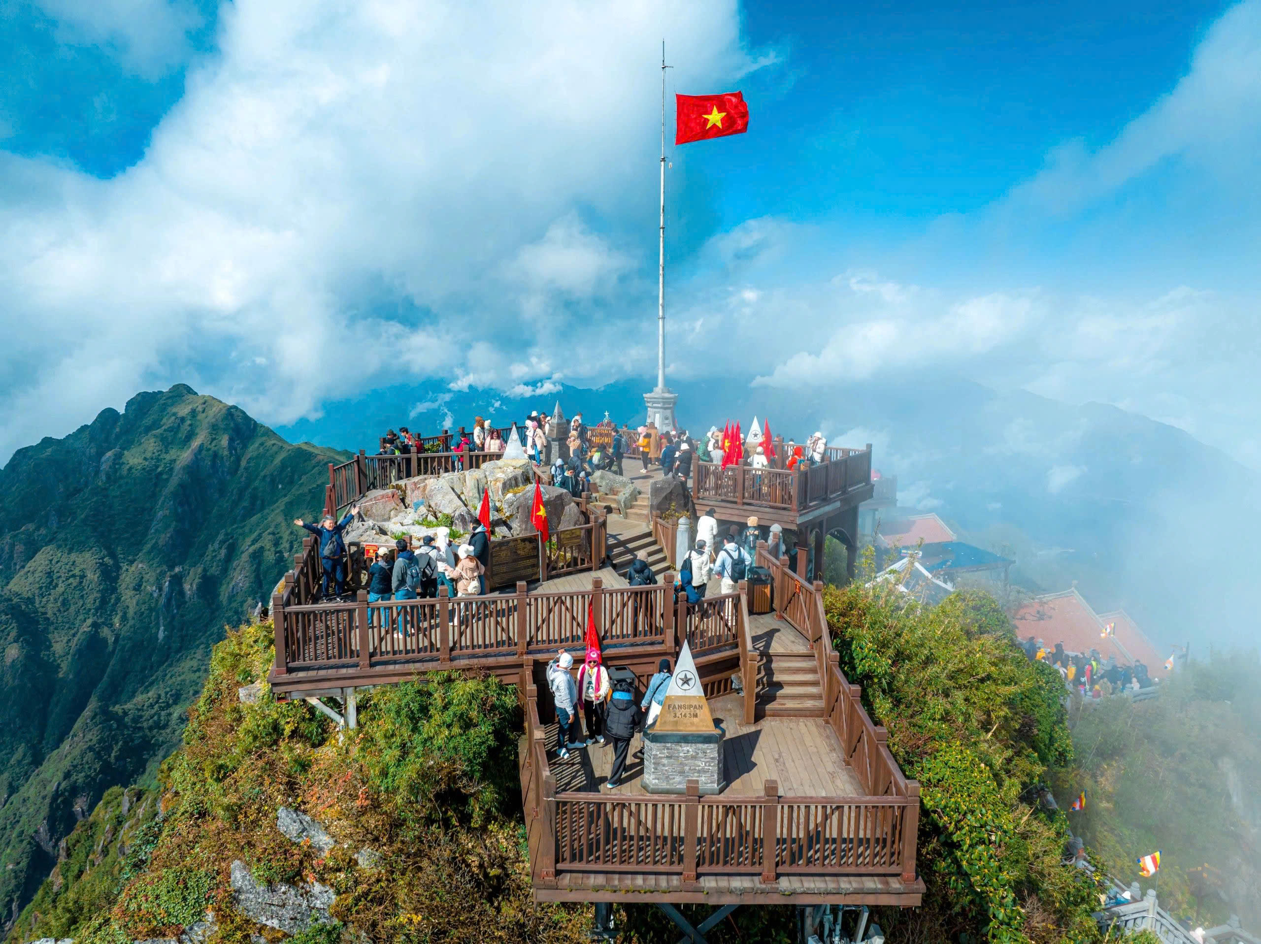 Biển mây bồng bềnh trên đỉnh Fansipan khi săn mây Sa Pa