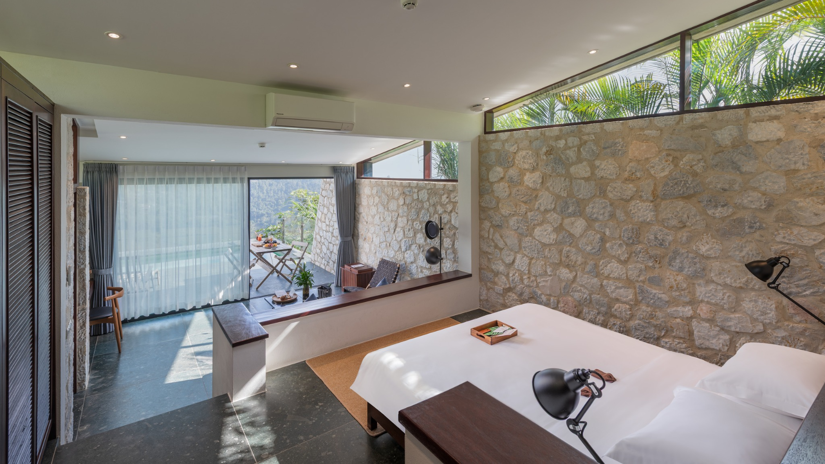 Không gian nhà hàng ẩm thực ấm cúng tại Topas Ecolodge