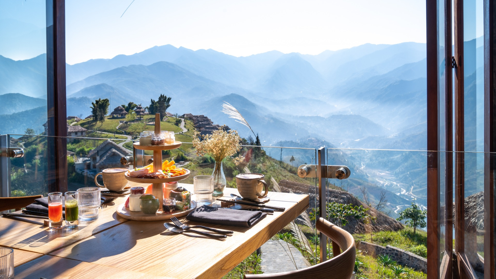 Khách du lịch tận hưởng không gian yên bình tại Topas Ecolodge
