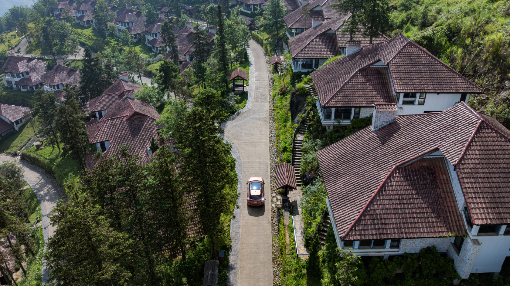 Bể bơi vô cực view núi rừng tại resort Ville De Mont