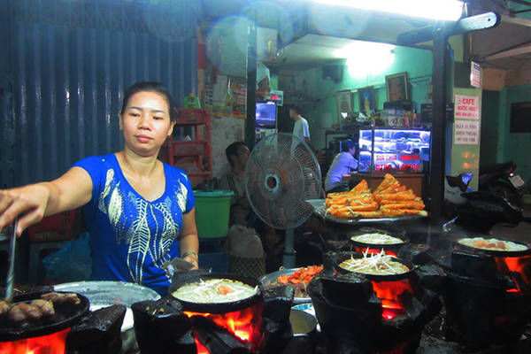 Quán bánh xèo tại khu phố ẩm thực Sài Gòn đường Vĩnh Khánh