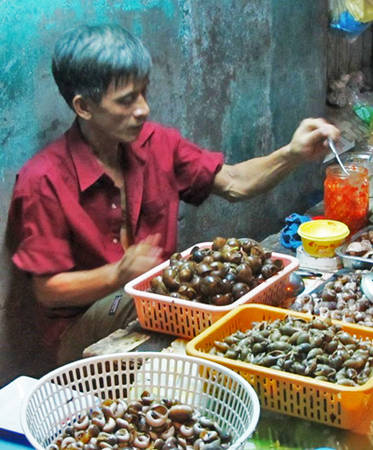 Quán ăn vỉa hè tại khu phố ẩm thực Sài Gòn đường Phan Văn Hân