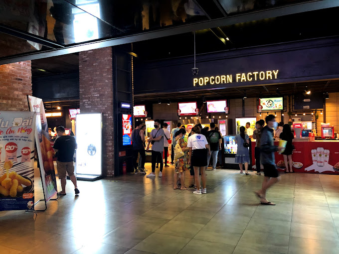 Rạp Vicom Đồng Khởi về đêm. Ảnh: Vũ Mạnh Phương.