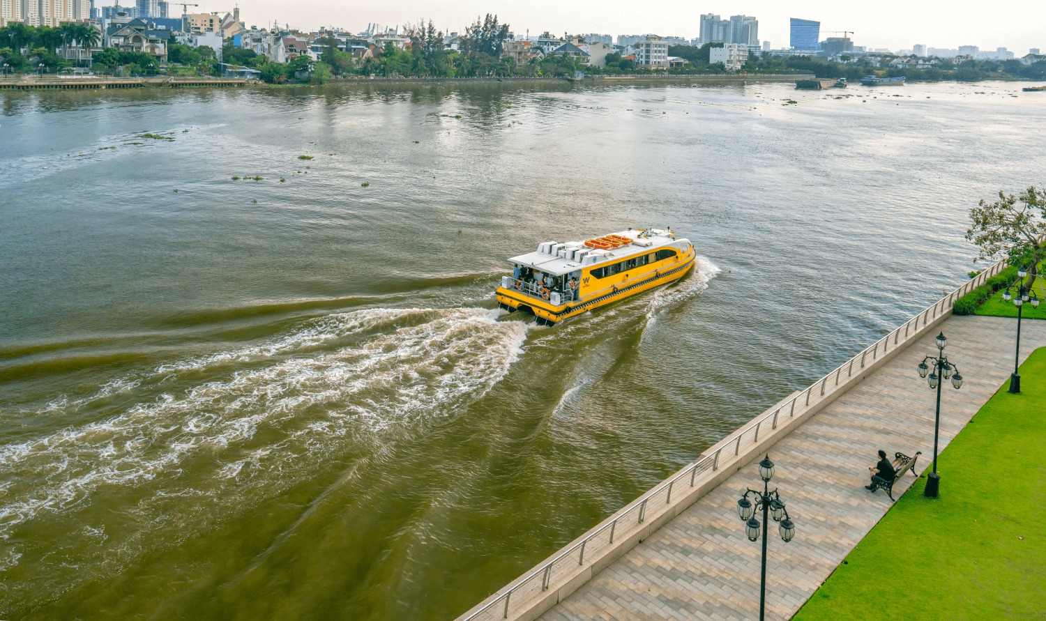 Đi thuyền ngắm hoàng hôn khi du lịch Sài Gòn