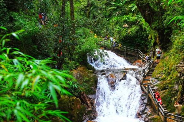Thác Tình yêu Sa Pa có độ cao 100 m, ngày đêm tuôn những cột nước trắng xóa xuống con suối Vàng. Nhìn từ xa, thác hiện lên như hình chiếc nón uốn lượn.