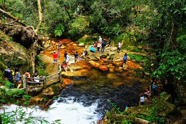 Giá vé tham quan thác Tình yêu là 35.000 đồng/ người. Nếu may mắn đến vào ngày sương mù, du khách có thể chứng kiến khung cảnh đẹp tựa chốn bồng lai.