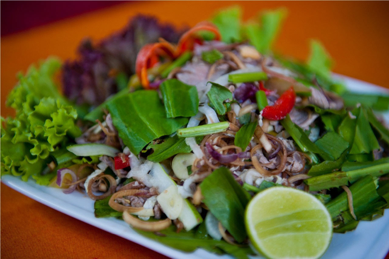 Lap Khmer - salad bò tái chanh đặc trưng ẩm thực Siem Reap