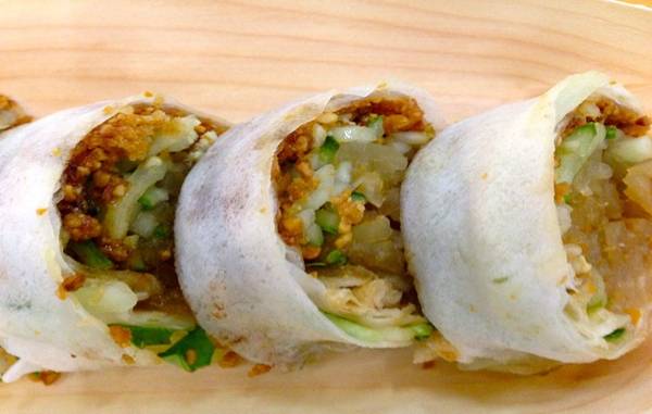 Popiah là món ăn nhẹ được bày bán rất nhiều ở đường phố Singapore.