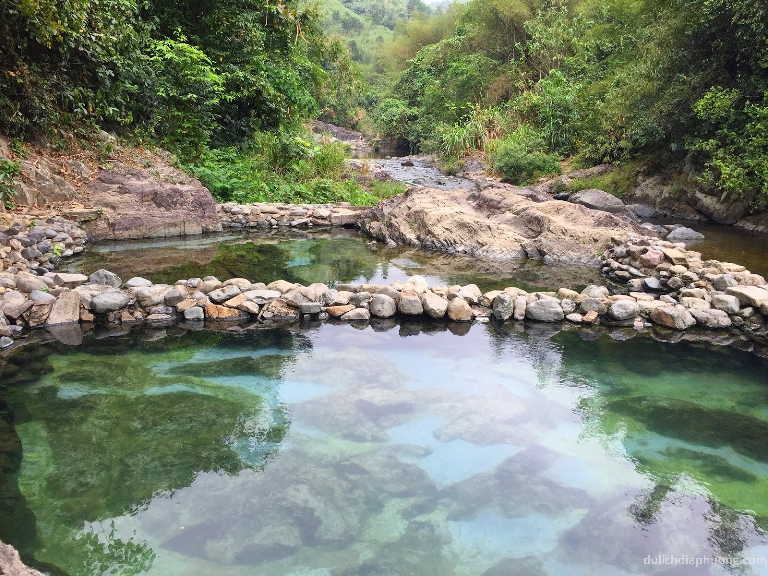 Tắm suối nước nóng Bản Mòng