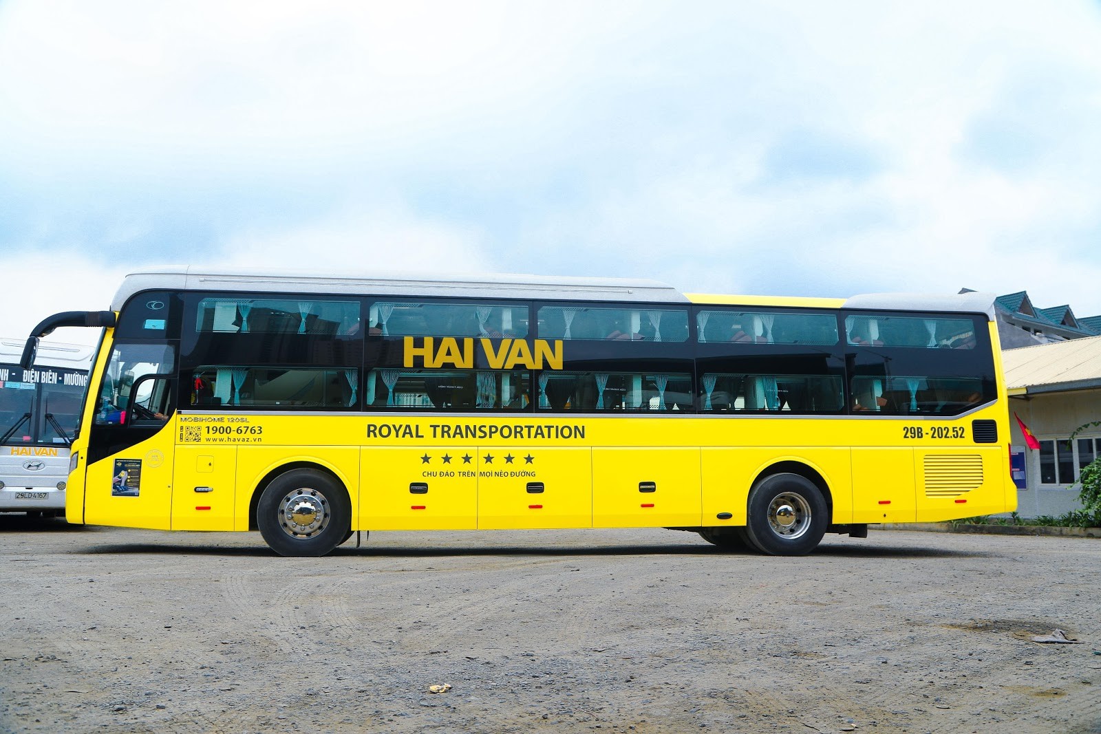 Xe khách di chuyển đến Sơn La
