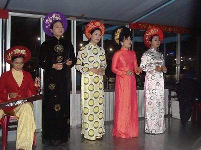 Nghe ca Huế trên sông Hương khi du lịch Huế về đêm