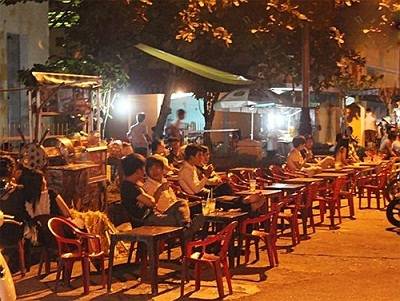 Cà phê bệt bờ hồ khi du lịch Huế về đêm