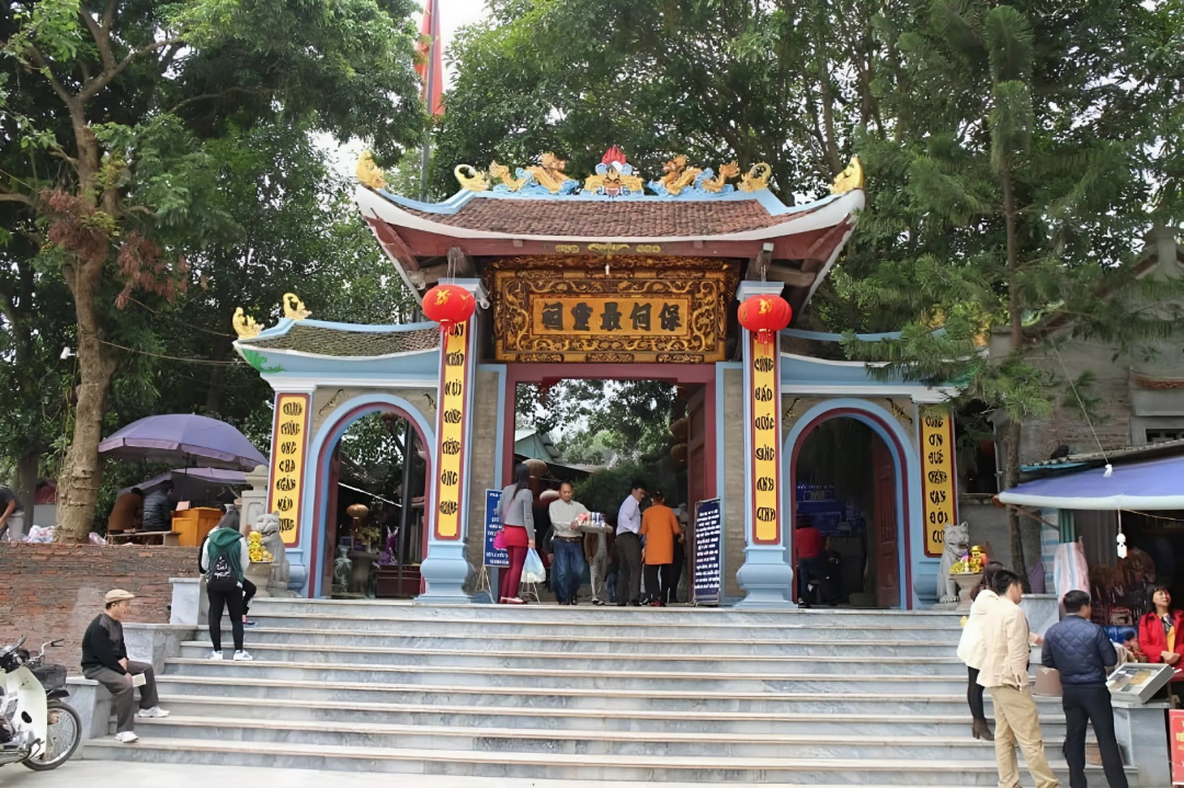 Người dân dâng hương tại đền Mẫu Thượng Sapa