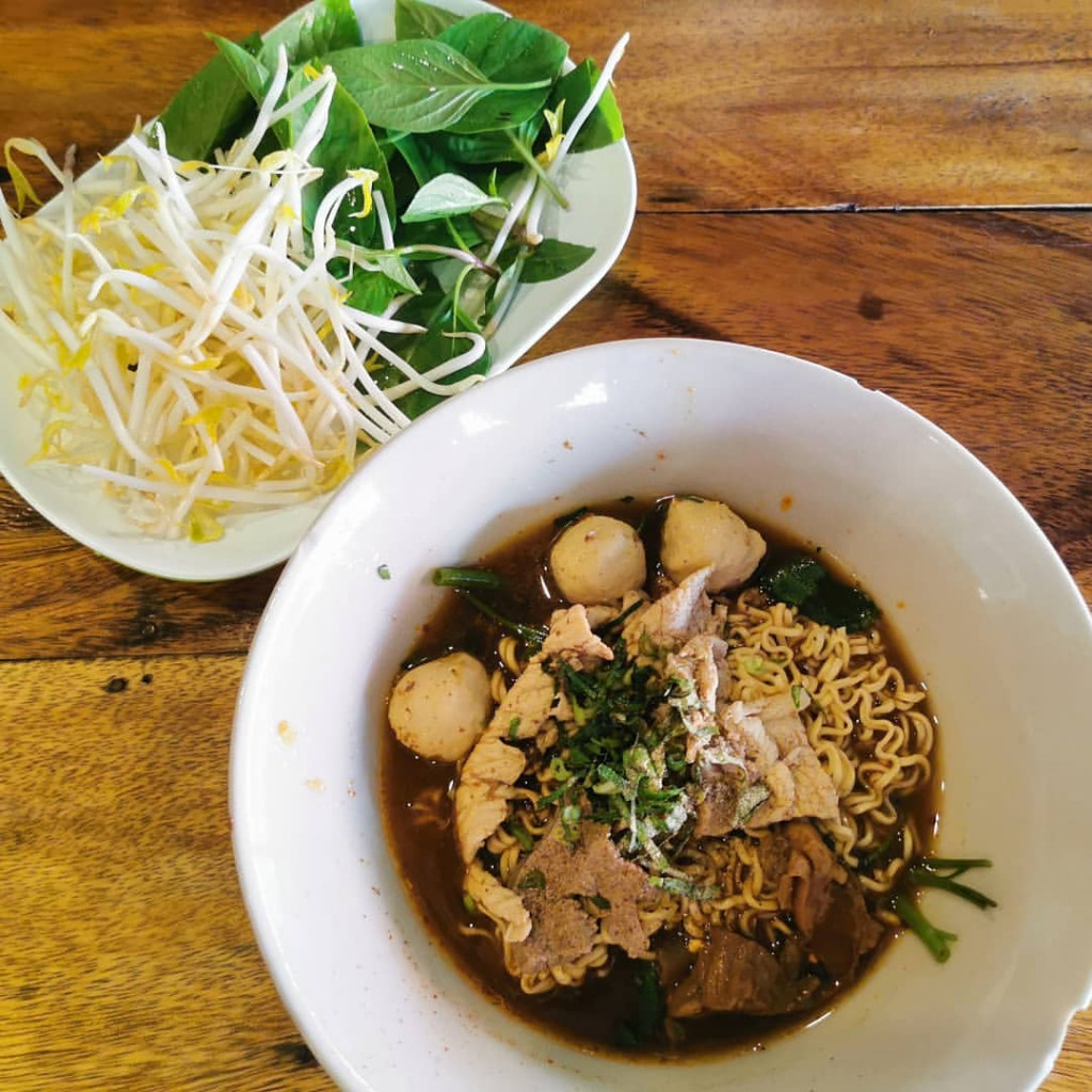 Đa dạng cái loại sợi và topping ăn chung với nước dùng. Ảnh: mrmrs_burppp