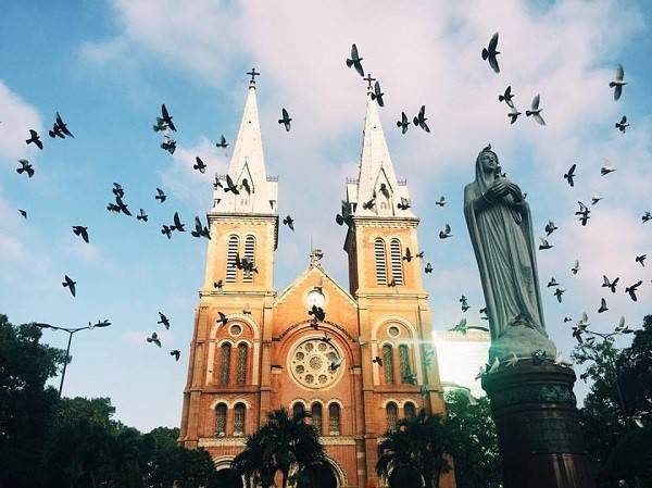 Nhà thờ Đức Bà trong lịch trình du lịch Sài Gòn 24 giờ. Công trình này được người Pháp xây dựng và hoàn thành vào năm 1880. Đến nay nơi đây đã trở thành biểu tượng kiến trúc của TP.HCM. Ngoài giờ tổ chức thánh lễ vào cuối tuần, du khách có thể tự do tham quan bên trong nhà thờ.